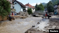 Izlivanje reke u mestu Crna na Koroskem (FOTO: Reuters/Borut Zivulovic)