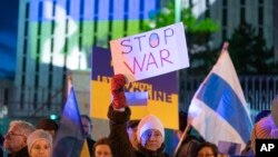 Демонстрація на підримку України біля російського посольства у Вашингтоні 24 лютого 2023 р.