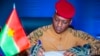 Le capitaine Ibrahim Traoré signant la charte prolongeant la Transition de cinq ans, Ouagadougou, le 27 mai 2024.