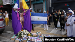 Un grupo de católicos acude a un viacrucis dedicado a migrantes en San José, Costa Rica el sábado 23 de marzo de 2024. El gobierno del presidente Daniel Ortega ha prohibido las actividades de la Iglesia católica en Nicaragua.