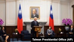 གྲོས་ཚོགས་འོག་མའི་འཐུས་མི་ཇཱེཀ་བྷར་གྷ་མན་དང་སྲིད་འཛིན་ཚེ་དབྱིན་ཝེན་ལ་ཐུག་འཕྲད་སྐབས་