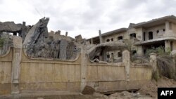 Sebuah bangunan rusak terlihat setelah serangan udara di kota Deir el-Zour di timur Suriah, 26 Maret 2024. (Foto: AFP)