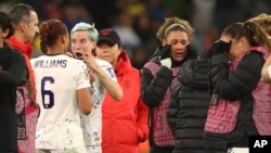 Para pemain timnas putri AS tampak bersedih setelah kalah dalam pertandingan sepak bola babak 16 besar Piala Dunia Wanita melawan timnas Swedia dalam adu penalti di Melbourne, Australia, Minggu 6 Agustus 2023.