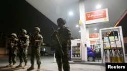 ARCHIVO - Miembros del ejército chileno hacen guardia en una estación de combustible, mientras los incendios forestales asolaron amplias zonas de las regiones centro-sur del país, en la ciudad de Concepción, región del Biobío, Chile, el 27 de enero de 2017. 