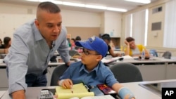 ARCHIVO- Cada año miles de profesores en Estados Unidos deciden dejar las aulas para buscar otras opciones de trabajo ante numerosos problemas en el sector educativo que comienzan con los bajos salarios, se suman los entornos de violencia cada vez más recurrentes en el pais.