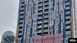 Оголошеня про продаж житла в Батумі. (Lisa Bryant/VOA)