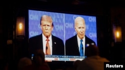 Warga AS yang tinggal di Meksiko berkumpul untuk menyaksikan debat pertama antara Presiden AS Joe Biden dan mantan Presiden Donald Trump, di Restoran Pinche Gringo BBQ, di Mexico City, Meksiko, 27 Juni 2024. (Foto: REUTERS/Quetzalli Nicte-Ha)