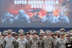 美國海軍陸戰隊成員在印尼東爪哇參加2023超級神鷹之盾聯合軍演啟動式。（2023年8月31日）