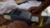 Un vendedor procesa un pago en un punto de venta en un mercado de Caracas el 10 de febrero de 2023. REUTERS/Gaby Oraa