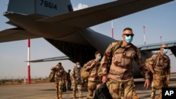 Tentara Prancis turun dari pesawat kargo C130 Angkatan Udara AS di pangkalan Niamey, Niger, pada 9 Juni 2021. (Foto: Jerome Delay/AP Photo, arsip)