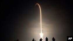 Baadhi ya wapiga picha wakishuhudia kurushwa kwa roketi ya SpaceX Falcon 9 