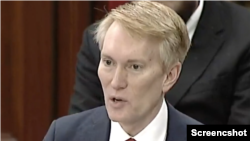 俄克拉荷马州共和党籍联邦参议员詹姆斯·兰克福德（Sen. James Lankford, R-OK）9月27日在美国参议院农业委员会就外国对美国的农业用地投资举行听证会上发言。（视频截图）