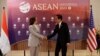 Wakil Presiden AS Kamala Harris berjabat tangan dengan Presiden Joko Widodo saat pertemuan bilateral, di sela-sela KTT ASEAN ke-43, di Jakarta, 6 September 2023. (Foto: REUTERS/Willy Kurniawan/Pool)