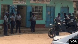 Amapholisa asemsebenzini eZimbabwe