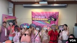台灣第一個由女性為主體的政黨“小民參政歐巴桑聯盟”宣示參與立法院選舉。（美國之音特約記者楊安攝影）