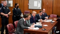 Колишній президент Дональд Трамп в суді для пред’явлення йому звинувачення, 4 квітня 2023 року в Нью-Йорку. Кримінальний процес у справі Трампа, який стане історичним, розпочинається у понеділок, 15 квітня, з вибору групи з 12 присяжних і шести заступників.