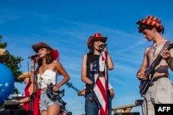 Sebuah band tampil selama Parade Fishtown Horribles di Gloucester, Massachusetts, 3 Juli 2024, sebagai bagian dari perayaan Hari Kemerdekaan AS. (Joseph Prezioso / AFP)