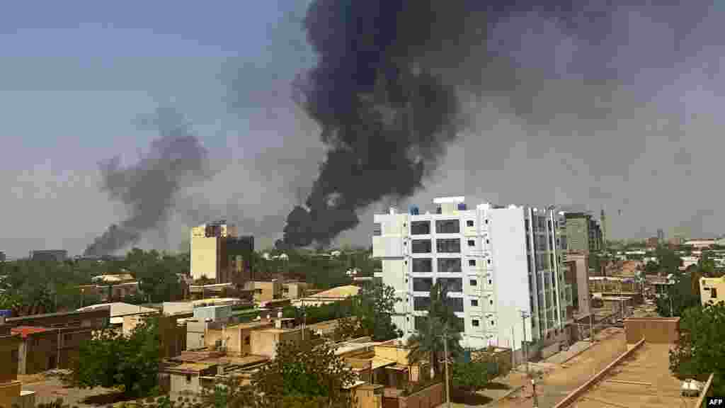 Smoke billows above residential buildings in Khartoum on April 16, 2023, Moshi ukiwa umetanda katika majengo ya makazi ya watu huko Khartoum Aprili 16, 2023. AFP