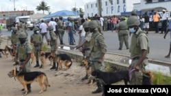 Polícia com cães impede marcha de homenagem ao rapper Azagaia na Beira, Moçambique, 18 Março 2023