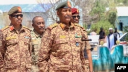 Pemimpin de facto Sudan Jenderal Abdel Fattah al-Burhan (depan) 