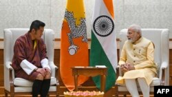 འབྲུག་གི་རྒྱལ་པོ་འཇིགས་མེད་གེ་སར་རྣམ་རྒྱལ་དབང་ཕྱུག་དང་རྒྱ་གར་གྱི་སྲིད་བློན་ནེ་རན་ཌ་རྨོ་ཌི་གཉིས་ལྡི་ལི་གསར་པར་མཇལ་འཕྲད་གནང་སྐབས་བཀའ་མོལ་གནང་བཞིན་པ་