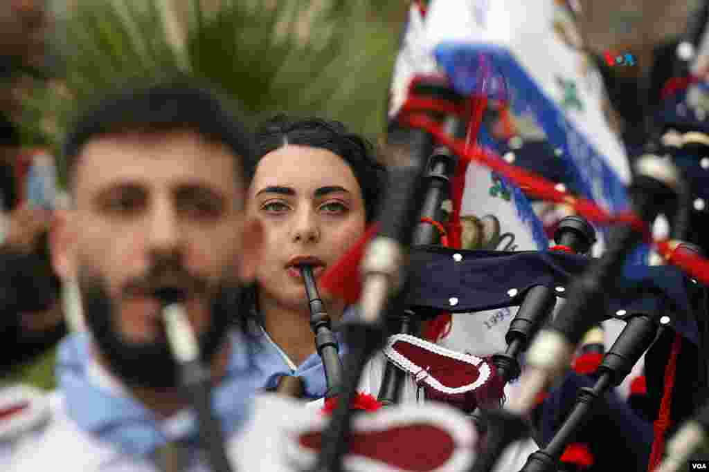 Una joven palestina toca la gaita durante el desfile navideño celebrado en Belén el 24 de diciembre del 2022. 