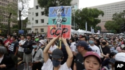 台灣立法院就改革草案舉行投票之際，支持民進黨反對國會改革法案的抗議民眾聚集在立法院外。 (2024年5月28日)