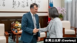 台湾总统蔡英文4月16日在台北总统府欢迎新西兰穆尼（Joseph Mooney）议员率领新西兰国会跨党派议员访问台湾。（照片来自台湾总统府推特）