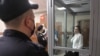 ARCHIVO - La periodista ruso-estadounidense de Radio Free Europe/Radio Liberty Alsu Kurmasheva, que está detenida después de ser acusada de violar la ley rusa sobre agentes extranjeros, asiste a una audiencia judicial en Kazán, Rusia, el 1 de abril de 2024.