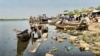 Basura y tablas podridas ensucian el río Nilo, en Bor, estado de Jonglei, Sudán del Sur.