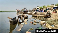 Basura y tablas podridas ensucian el río Nilo, en Bor, estado de Jonglei, Sudán del Sur.