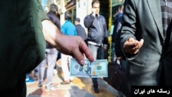 ریزش بورس و افزایش قیمت طلا و دلار در بازار ایران