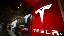 Logo Tesla dipajang di luar toko Tesla di Cherry Creek Mall di Denver, Colorado, 9 Februari 2019. (Foto: AP)