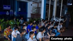 မလေးရှားမှာ ဖမ်းဆီးခံရတဲ့ တရားမဝင် မြန်မာရွှေ့ပြောင်းအလုပ်သမားများ (ဓါတ်ပုံ - Malaysia Immigration)
