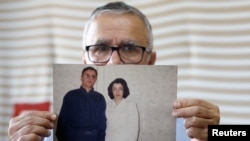 Taghi Ramahi, suami Narges Mohammadi, menunjukkan foto dirinya dan Narges, di Paris, Prancis, 6 Oktober 2023. (Foto: Christian Hartmann/Reuters)