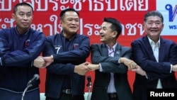 ภาพข่าวจากการแถลงข่าวจับมือระหว่างพรรคเพื่อไทยและพรรคภูมิใจไทยเพื่อร่วมกันจัดตั้งรัฐบาล เมื่อวันที่ 7 ส.ค. 2023 [รอยเตอร์]