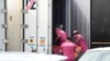 ARCHIVO: Trabajadores de una morgue colocan cadáveres en bolsas en un camión refrigerado en una instalación forense de Maui, Hawái, el 15 de agosto de 2023.