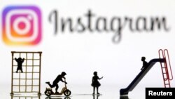 Las miniaturas del parque infantil se ven frente al logotipo de Instagram que se muestra en esta ilustración tomada el 4 de abril de 2023.