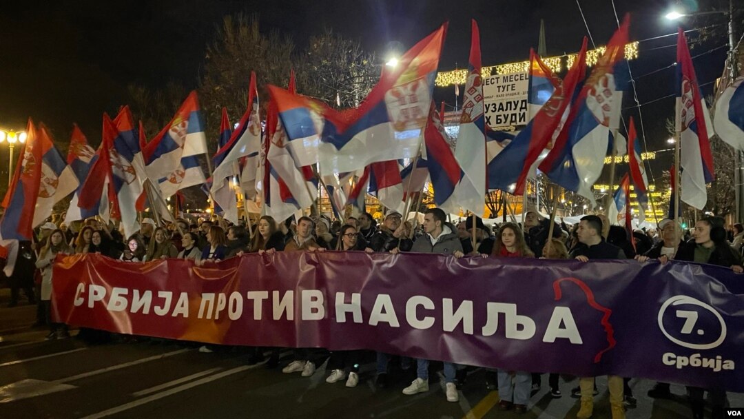 ARHIVA - Šetnja građana do zgrade RIK-a u Beogradu posle predizbornog skupa koalicije "Srbija protiv nasilja" (Foto: Stefan Miljuš/Glas Amerike)