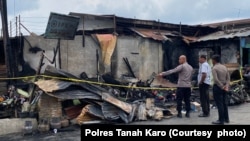 Polisi sedang menyelidiki rumah jurnalis yang terbakar di Kabanjahe, Kabupaten Karo, Sumatera Utara, 27 Juni 2024. (Foto: Polres Tanah Karo)