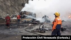 Bomberos y miembros de Protección Civil sofocan el fuego luego de un accidente que dejó al menos 14 muertos en la autopista Gran Mariscal de Ayacucho, en Miranda, este miércoles 13 de diciembre de 2023.
