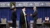 Pemimpin Tertinggi Iran Ayatollah Ali Khamenei memberikan dekrit Presiden kepada presiden baru Iran, Masoud Pezeshkian, dalam upacara pengesahan di Teheran, 28 Juli 2024. (WANA via Reuters)