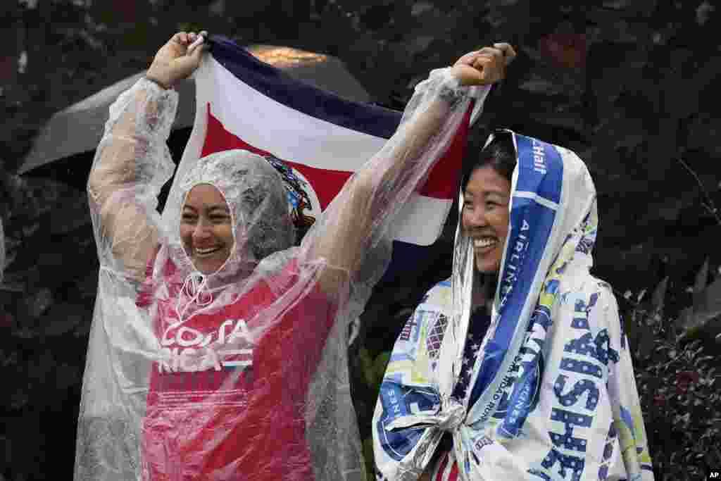 Para penonton menyaksikan upacara pembukaan Olimpiade Musim Panas di Paris, Jumat, 26 Juli 2024. (Foto: Kirsty Wigglesworth/AP Photo)