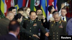中共中央军委副主席张又侠与俄罗斯国防部长绍伊古（右前）抵达北京出席香山论坛会场。（2023年10月30日）