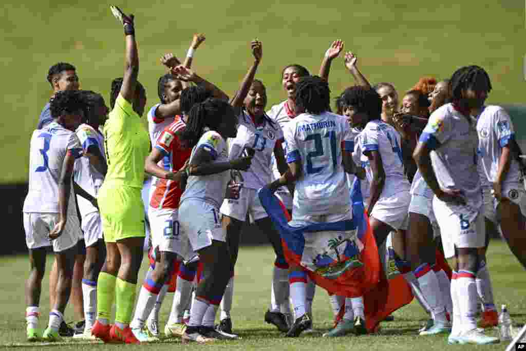 Seleksyon nasyonal Ayisyen an selebre apre viktwa yo kont Chili nan match kalifikasyon FIFA pou Mondyal Feminen an nan Auckland, Nouvel Zeland, 22 Fevriye, 2023.