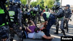 Familiares de reclusos se enfrentan a la policía durante un operativo de seguridad después de que estallara un motín en la penitenciaría de Tacumbú, en Asunción, Paraguay, el 18 de diciembre de 2023.