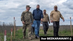 За словами Безкаравайного, частина боєприпасів, яка не вибухає, закопується в землю, потрапляє в озера та річки