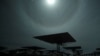ARCHIVO: Se ven helióstatos antes de la inauguración de la planta termosolar Cerro Dominador, en María Elena, Chile, 8 de junio de 2021
