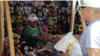 Vendedores de la Ciudad de México ofrecen artículos populares entre los visitantes, como máscaras de lucha libre, el 31 de mayo de 2024.