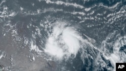 Esta imagen de satélite GeoColor tomada el martes 20 de junio de 2023 y proporcionada por la NOAA muestra a la tormenta tropical Bret a medida que avanza hacia el este del Caribe. (NOAA vía AP)